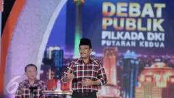 Calon Wagub DKI Jakarta no 2, Djarot Saiful Hidayat menjawab pertanyaan saat debat terakhir Pilgub DKI Jakarta 2017 di Hotel Bidakara, Jakarta, Rabu (12/4). Tema debat Pilgub DKI ini adalah 'Dari Masyarakat untuk Jakarta'. (Liputan6.com/Faizal Fanani)