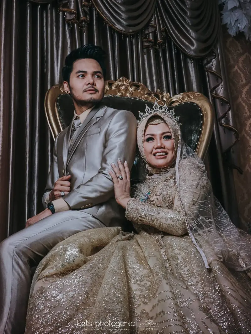 6 Momen Ely Sugigi Pakai Baju Pengantin Bareng Pacar, Pamer Kemesraan