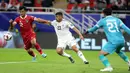<p>Pemain Timnas Indonesia Pratama Arhan berebut bola dengan pemain Irak Merchas Ghazi Salih pada pertandingan sepak bola Grup D Piala Asia di Stadion Ahmad Bin Ali, Al Rayyan, Qatar, Senin (15/1/2024). Timnas Indonesia memulai petualangan di Piala Asia 2023 dengan mengecewakan setelah kalah 1-3 ketika menghadapi Irak. (AP Photo/Hussein Sayed)</p>