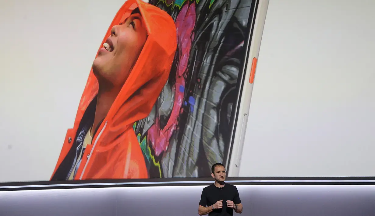 Vice President of Product Management Google, Mario Queiroz menjelaskan tentang ponsel Pixel 2 saat acara Google di SFJAZZ Center, California, Rabu (4/10). Kedua seri Pixel 2 ini menggunakan sistem operasi Android 8.0 Oreo. (AP Photo/Jeff Chiu)
