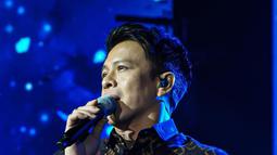 Meski bukan penampilan perdana pakai batik, namun saat manggung ini menjadi yang pertama diketahui. Saat manggung, ayah dari Alleia Anata Irham itu seringkali memakai busana non formal, apalagi saat acara off air. Ariel akan lebih memilih untuk berpakaian santai. (Liputan6.com/IG/@noah_site)