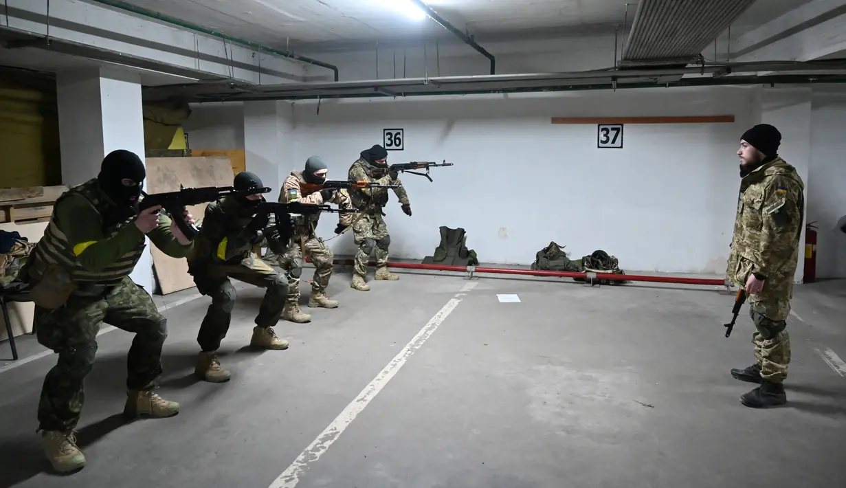 Tentara Pasukan Pertahanan Teritorial Ukraina, cadangan militer Angkatan Bersenjata Ukraina, mengambil bagian dalam pelatihan militer di garasi bawah tanah yang telah diubah menjadi pangkalan pelatihan dan logistik di Kiev, pada Jumat (11/3/2022). (Sergei SUPINSKY / AFP)