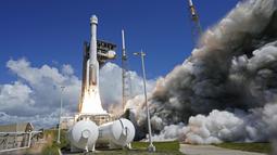 Pesawat antariksa itu lepas landas pada hampir pukul 11 pagi waktu setempat di atas roket Atlas V. Starliner mencapai orbit sekitar 14 menit kemudian. (AP Photo/John Raoux)