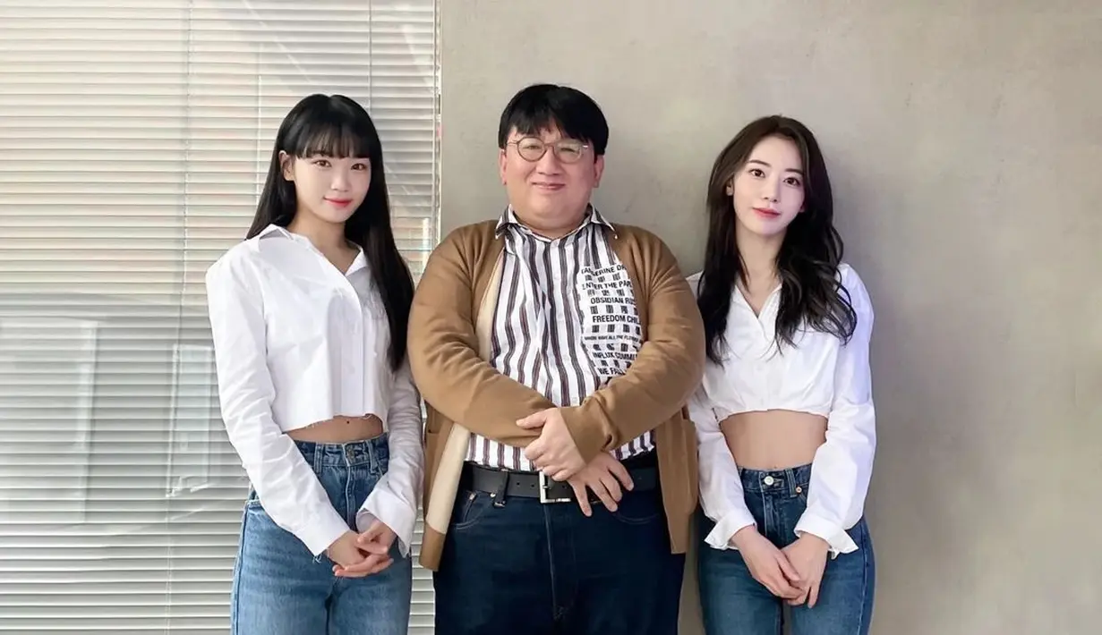 Belum lama ini Sakura dan Kim Chae Won terlihat foto bareng setelah menandatangani kontrak. (Instagram @hitmanb72)