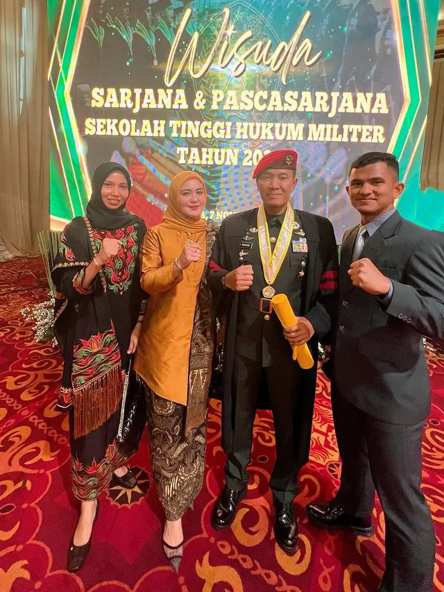 6 Potret Juliana Moechtar Dampingi Suami Wisuda S2 di Sekolah Tinggi Hukum Militer
