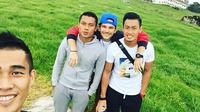 Dedi Kusnandar ditemani pemain-pemain Sabah FA menikmati awal tahun 2016 dengan mengunjungi sejumlah objek wisata di Kota Sabah, Kinabalu, Malaysia. (Bola.com/Instagram)