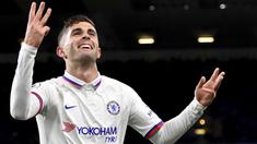 Gelandang Chelsea, Christian Pulisic, merayakan gol yang dicetaknya ke gawang Burnley pada laga Premier League di Stadion Turf Moor, Burnley, Sabtu (26/10). Burnley kalah 2-4 dari Chelsea. (AP/Anthony Devlin)
