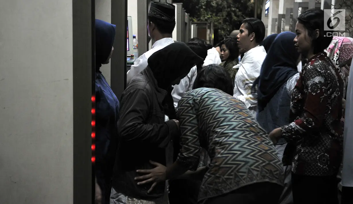 Petugas keamanan memeriksa jemaah yang melewati pintu detektor di Masjid Istiqlal, Jakarta, Rabu (16/5). Berbeda dengan tahun sebelumnya, penjagaan Masjid Istiqlal tahun ini diperketat. (Merdeka.com/Iqbal Nugroho)
