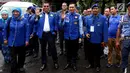 Sekjen Hinca Panjaitan (kedua kiri) dan Badan Pemenangan Pemilu Partai Demokrat Ibas Edhie Baskoro Yudhoyono (tengah) berfoto bersama saat mendaftarkan partainya ke Komisi Pemilihan Umum (KPU) Jakarta, Senin (16/10). (Liputan6.com/JohanTallo)