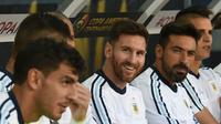 Lionel Messi saat berada di bangku cadangan pada laga Argentina kontra Cile. (Mark Ralston / AFP)