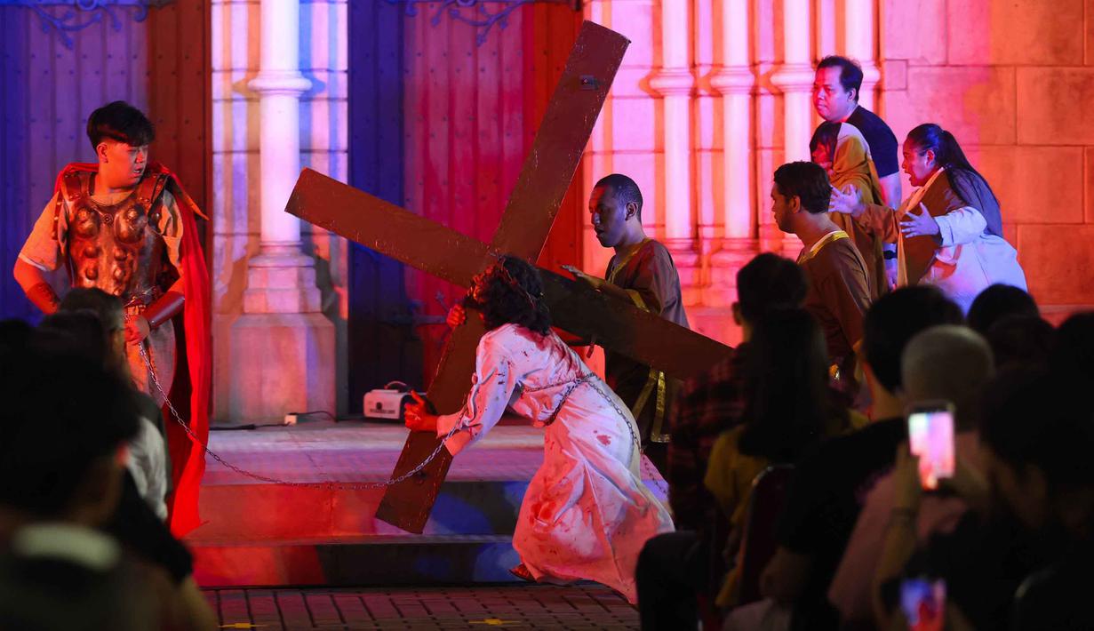 Dalam visualisasi Jalan Salib digambarkan kisah sengsara Yesus Kristus dalam perjalanan menuju Bukit Golgota hingga wafat di kayu salib. Tampak dalam foto, umat Katolik saat memperagakan drama visualisasi prosesi penyaliban Yesus saat peringatan Jumat Agung di Gereja Katedral, Jakarta, Jumat (3/4/2026). (Kapanlagi.com/Budy Santoso)