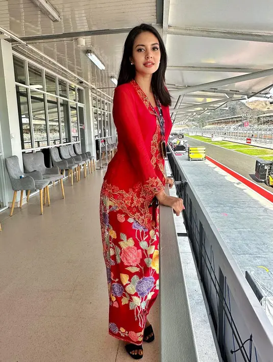 Aurelie Moeremans cantik berkebaya di Mandalika. Ia memiliki kebaya kutubaru yang klasik berwarna merah, dipadukannya dengan kain batik bernuansa serasi yang membuatnya tampil semakin cantik. [Foto: Instagram/aurelie]