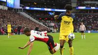 Kevin Rodriguez (Union SG) berebut bola dengan Joey Veerman (PSV) dalam laga pembuka Liga Champions di PSV Stadium, Belanda, 16 September 2025. (AP Photo/Peter Dejong)