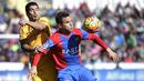 Penyerang Barcelona, Luis Suarez (kiri)  berebut bola dengan pemain Levante, Tono Garcia pada lanjutan La Liga Spanyol pekan ke-22 di Stadion Ciutat de Valencia, Valencia, Minggu (7/2/2016).  (AFP/Jose Jordan)