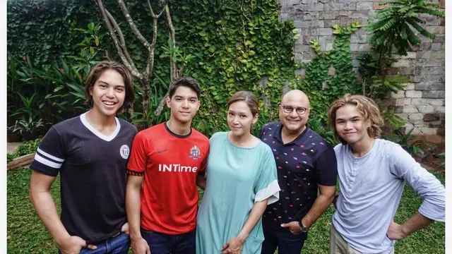 Potret Artis  dengan Ayah Tirinya, Selalu Kompak