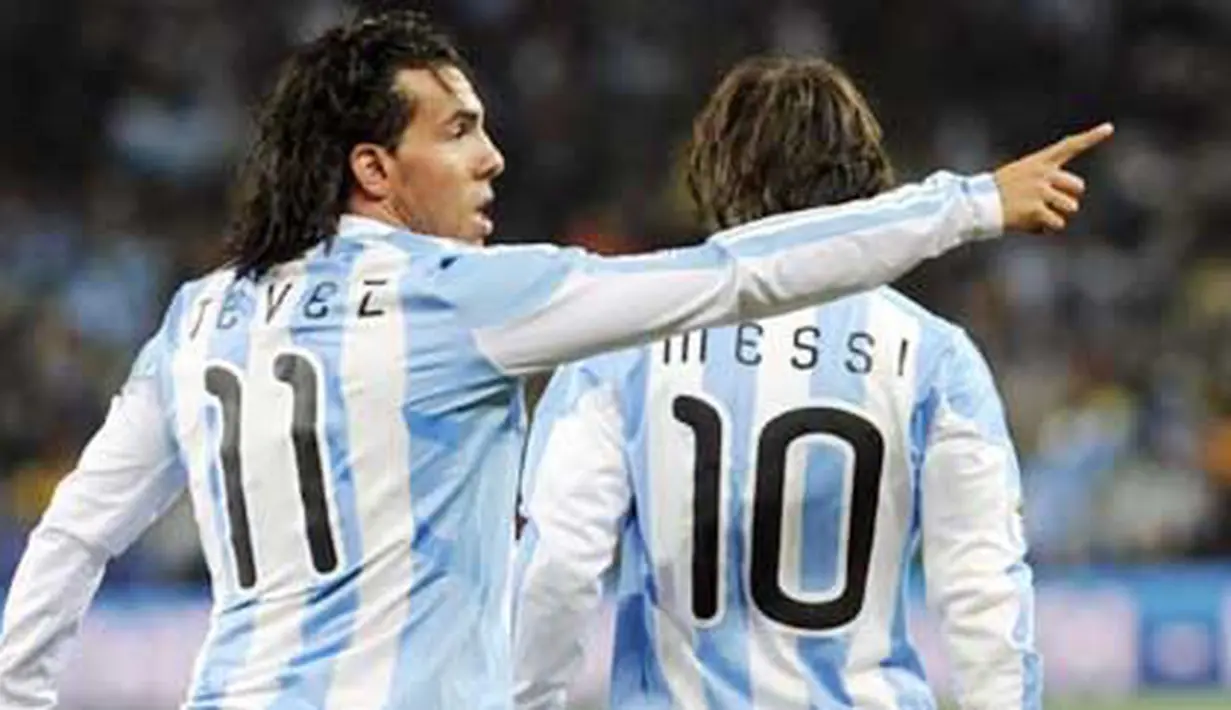 Striker Argentina Carlos Tevez (kiri) dan Lionel Messi seusai mencetak gol pertama ke gawang Meksiko di babak 16 besar PD 2010 di Soccer City, 27 Juni 2010. Argentina unggul 3-1. AFP PHOTO / DANIEL GARCIA 