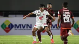 Sepuluh menit pertama kedua tim bermain dengan hari-hati. Belum terjadi peluang yang membahayakan dari kedua kubu. (Bola.com/Bagaskara Lazuardi)