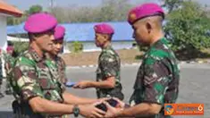 Citizen6, Surabaya: Danpusdikif Kodikmar Kobangdikal, Letkol Marinir Bambang Sukarno, menutup Diklaba TNI AL Angkatan IV di lapangan apel Pusdik Infanteri Kodikmar Gunungsari, Surabaya, Jumat (7/9). (Pengirim: Penkobangdikal).