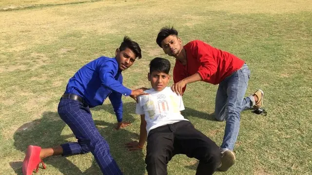 7Ide Pose Foto Bertiga Bersama Sahabat Biar Tampil Makin Akrab Ini Kocak