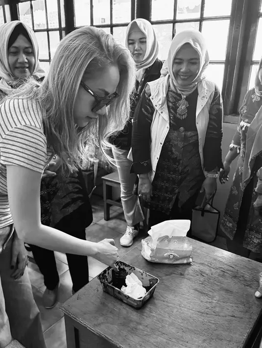 <p>Bagian terakhir adalah mencelup klingkingnya ke dalam tinta, tanda bahwa dia sudah mempergunakan hak suara sebagai warga Jakarta. (Foto: Instagram/ itsmebcl)</p>