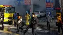 Kepulan asap terlihat saat petugas pemadam kebakaran berusaha memadamkan api yang membakar rumah sakit Sejong di Milyang, Korea Selatan,  Jumat (26/1). Bangunan lima lantai itu merupakan rumah sakit dan juga panti jompo. (Kim Dong-mi/Yonhap via AP)