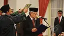Anggota Konsil Kedokteran Indonesia masa jabatan 2014-2019, Satrio Sumantri Brodjonegoro saat pengambilan sumpah jabatan di Istana Negara, Jakarta, Jumat (13/3/2015). (Liputan6.com/Faizal Fanani)