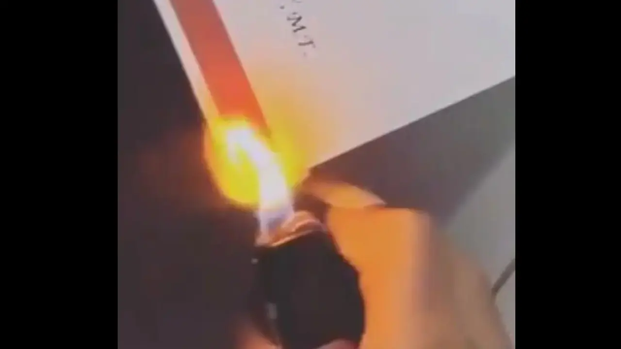 Gara-Gara Helm Belum Dikembalikan, Wanita Ini Nekat Bakar Ijazah Temannya