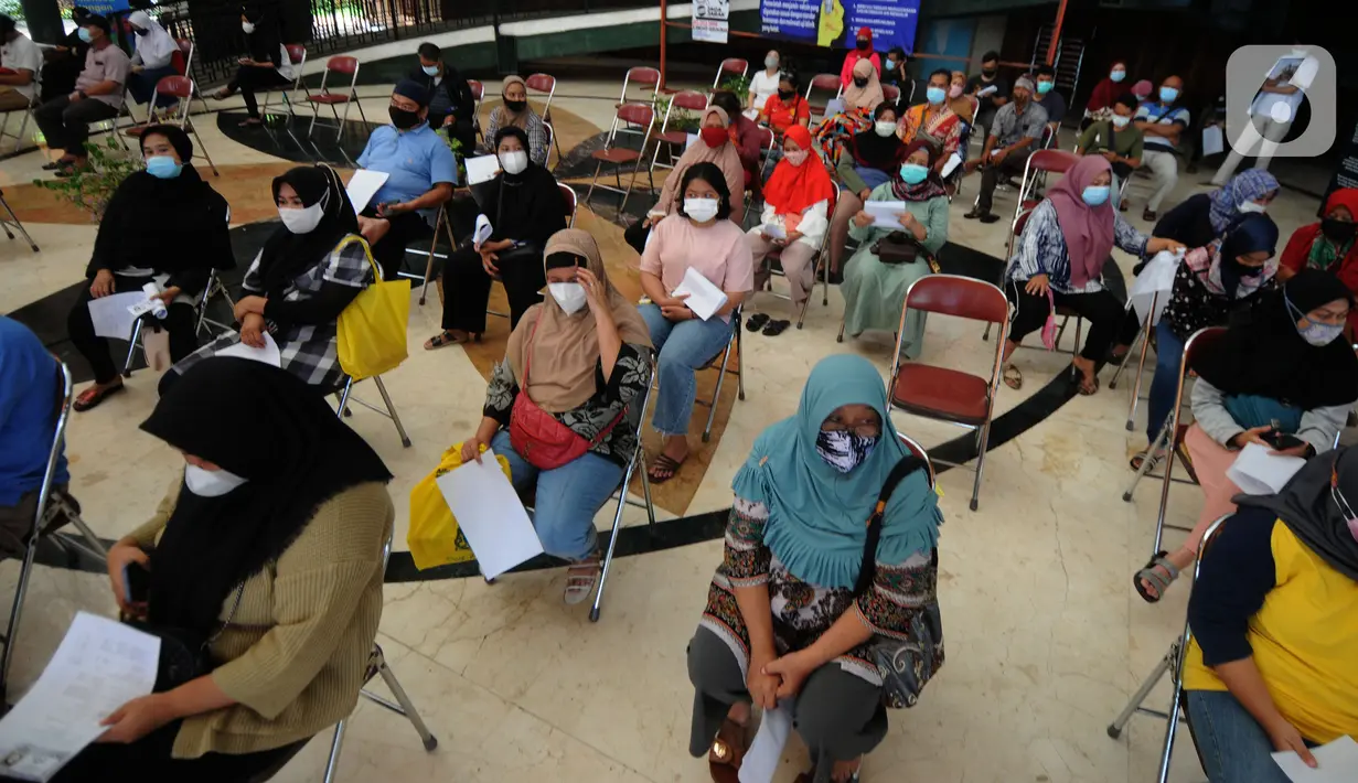 Warga menunggu untuk mengikuti vaksinasi Covid-19 di Setu Babakan, Jagakarsa, Jakarta Selatan, Senin (14/06/2021). Hari ini lebih dari 400 warga seputar Setu Babakan divaksin oleh Dinkes Jakarta Selatan dalam rangka  rangka percepatan vaksinasi Covid-19. (merdeka.com/Arie Basuki)