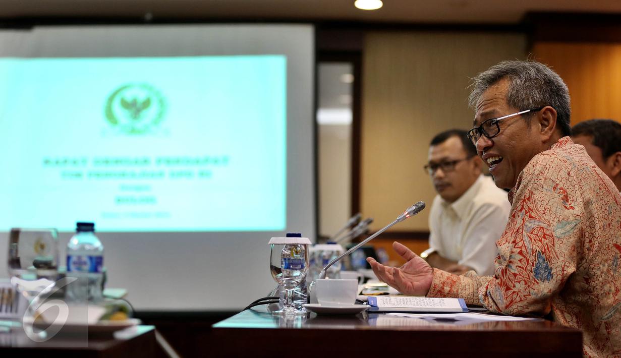 Dirut Bulog Djarot Kusumayakti menyampaikan pendapat kepada TIM 10 DPD RI di Kompleks Parlemen, Jakarta, Selasa (4/10). Rapat meminta penjelasan Perum Bulog terkait kasus suap kuota impor gula yang diduga melibatkan Irman Gusman (Liputan6.com/Johan Tallo)