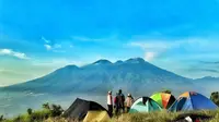 Para pendaki tengah berkemah di Gunung Penanggungan yang dipandang sebagai jelmaan Mahameru. (Dok: Instagram @novalkurnia_)