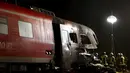 Sebuah kereta penumpang bertabrakan dengan truk milter di persimpangan kereta api di Freihung, Jerman, Kamis (5/11). Sedikitnya satu orang tewas dan beberapa lainnya terluka. Media Jerman mengabarkan, masinis kereta hilang. (REUTERS / Michaela Rehle)