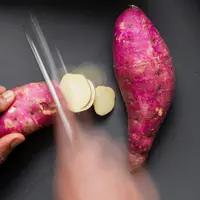 Kulit ubi jalar juga memiliki kandungan nutri yang baik untuk tubuh/Copyright unsplash.com/Louis Hansel