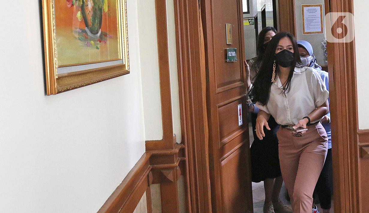 Aktris Wulan Guritno saat menghadiri sidang cerai dengan Adila Dimitri di Pengadilan Agama Jakarta Selatan, Kamis (18/3/2021). Agenda sidang perdana beragendakan mediasi. (Liputan6.com/Herman Zakharia)