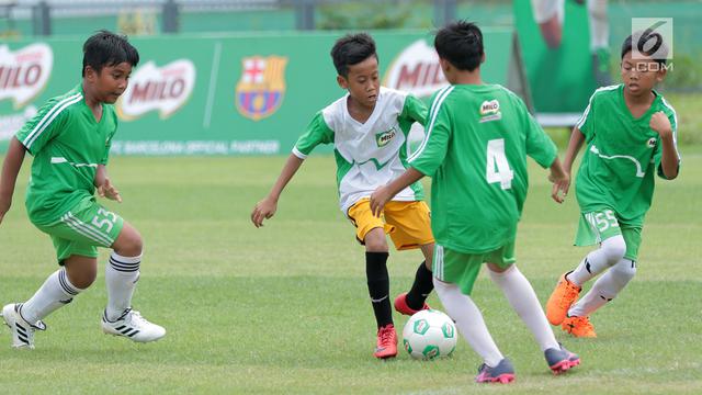 Gaya Menpora Imam Nahrawi Giring Bola di MILO Football Championship