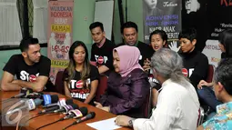 Suasana diskusi sejumlah selebriti dengan ketua Komnas PA, Arist Merdeka Sirait, Jakarta, Kamis (2/7/2015).  Kasus Angeline menjadi momentum untuk mencetuskan kampanye 'Stop Kekerasan Pada Anak'. (Liputan6.com/Panji Diksana)