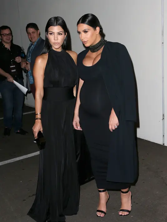 Kourtney Kardashian memperlihatkan dirinya sedang menikmati alunan lagu single terbaru dari Beyonce yang bertajuk 'Lemonade'. (AFP/Bintang.com)