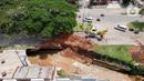 Pemandangan jalan ambles di ruas Jalan Boulevard, Grand Depok City (GDC), Kota Depok, Jawa Barat, Selasa (13/4/2021). Jalan ambles berada di atas gorong-gorong saluran kali. (Liputan6.com/Herman Zakharia)