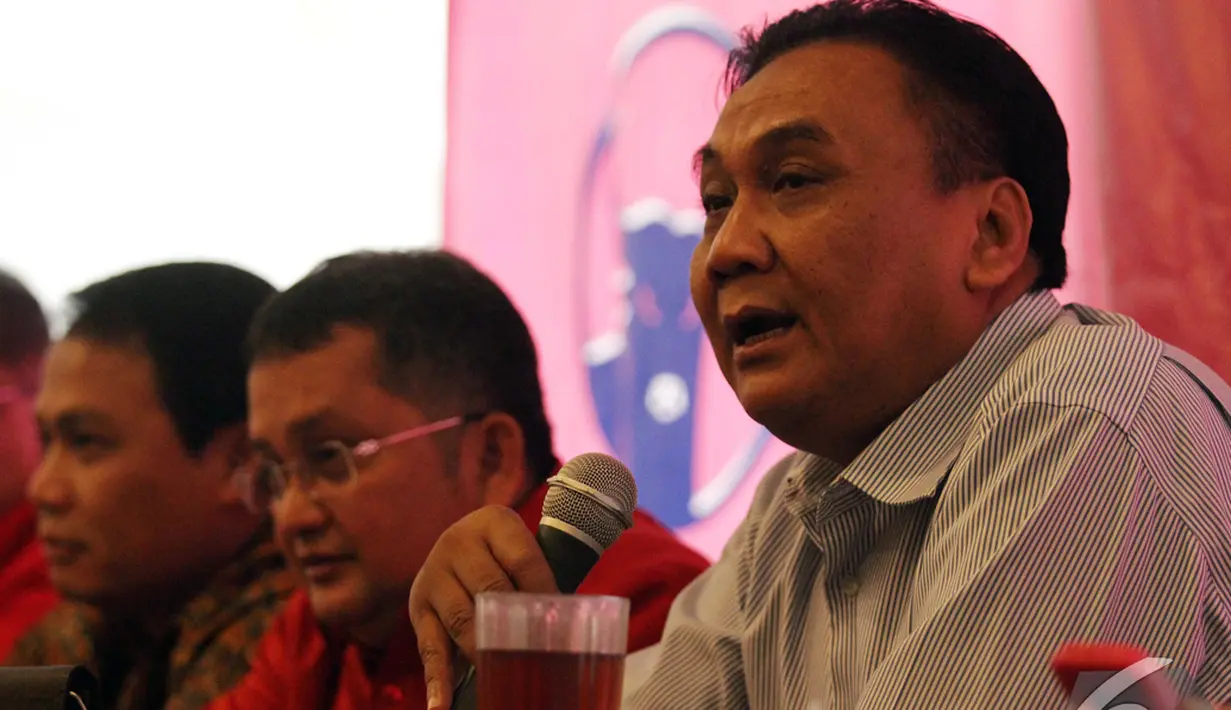 Bambang Wuryanto (kanan) saat memberikan keterangan terkait peluncuran buku 'Bersama Jokowi Mengawal Penegakan Hukum', Jakarta, Selasa (30/12/2014). (Liputan6.com/Faizal Fanani)