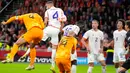 Pemain Belanda Virgil van Dijk (kiri) mencetak gol ke gawang Belgia pada pertandingan sepak bola UEFA Nations League di Johan Cruyff ArenA, Amsterdam, Belanda, 25 September 2022. Belanda menang 1-0. (AP Photo/Peter Dejong)