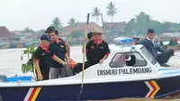 Wali Kota Palembang Harnojoyo sedang meninjau lokasi Sungai Musi (Liputan6.com/Nefri Inge)