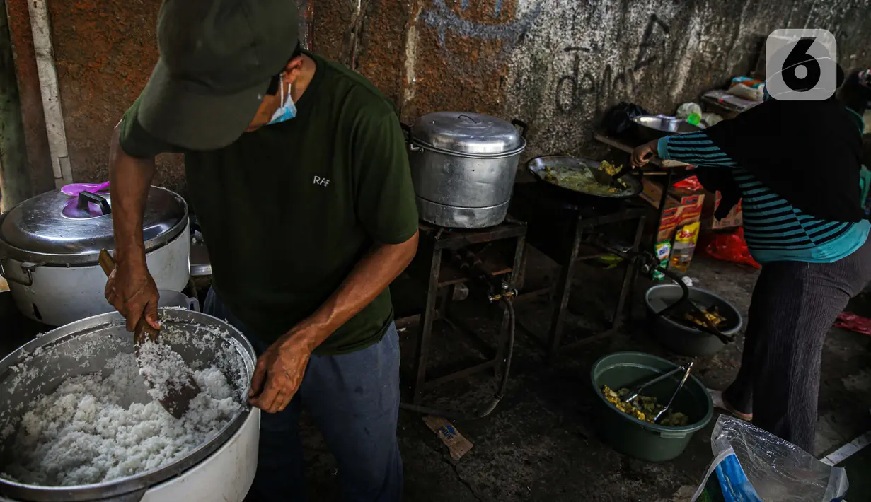 Warga memasak makanan untuk dibagikan di zona merah covid-19 Kelurahan Petogogan RT 006 RW 003, Jakarta, Selasa (22/6/2021). Dapur umum itu menyuplai kebutuhan makanan berat serta minuman untuk warga yang menjalani isolasi dan terdampak akibat COVID-19. (Liputann6.com/Faizal Fanani)