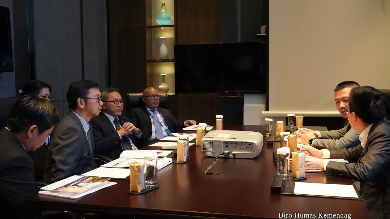 Menteri perdagangan (Mendag) Zulkifli Hasan bertemu Direktur Finansial NIO Steven Weng dan Wakil Presiden China Railway Rolling Stock Corporation - Electric Vehicle (CRRC EV) Zang Wei, Selasa (17/10/2023) di Beijing, Tiongkok. (Dok Kemendag)