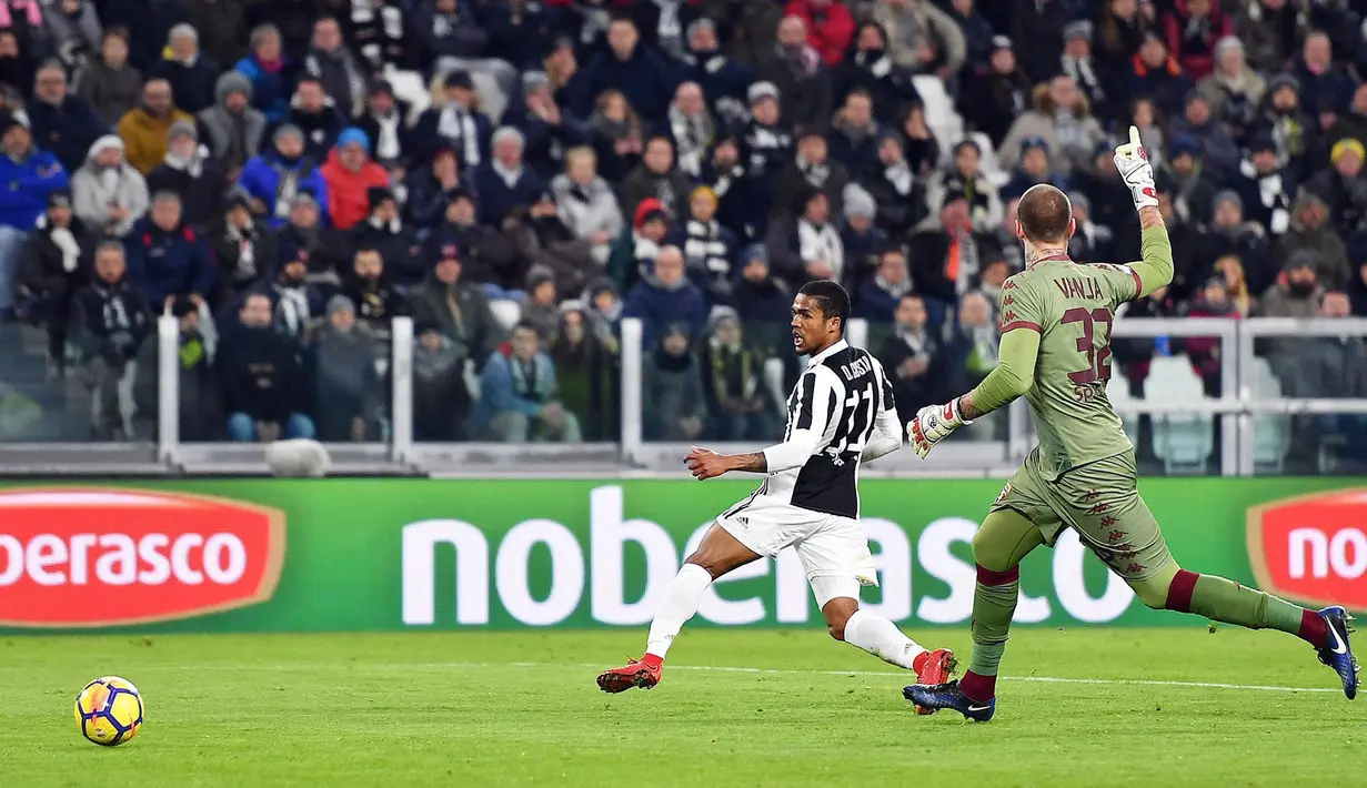 Pemain Juventus, Douglas Costa dan kiper Torino, Vanja Milinkovic-Savic berebut bola dalam lanjutan Coppa Italia di Stadion Allianz, Rabu (3/1). Costa menyumbang satu dari dua gol untuk Juventus melenggang ke babak semifinal. (Andrea Di Marco/ANSA via AP)