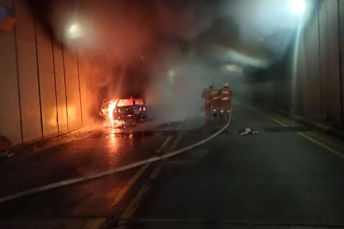 Mobil terbakar di underpass Gandaria City, Jakarta.