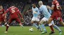Striker Manchester City, Raheem Sterling, berusaha melewati pemain Liverpool pada laga leg kedua perempat final Liga Champions di Stadion Etihad, Rabu (11/4/2018). Manchester City takluk 1-2 dari Liverpool. (AP/Rui Vieira)