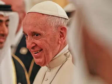 Paus Fransiskus tersenyum saat tiba di bandara Internasional Abu Dhabi di Uni Emirat Arab (3/2). Kunjungan ini menjadi momen bersejarah karena menjadi kunjungan pertama Paus Fransiskus di Jazirah Arab. (AP Photo/Andrew Medichini)