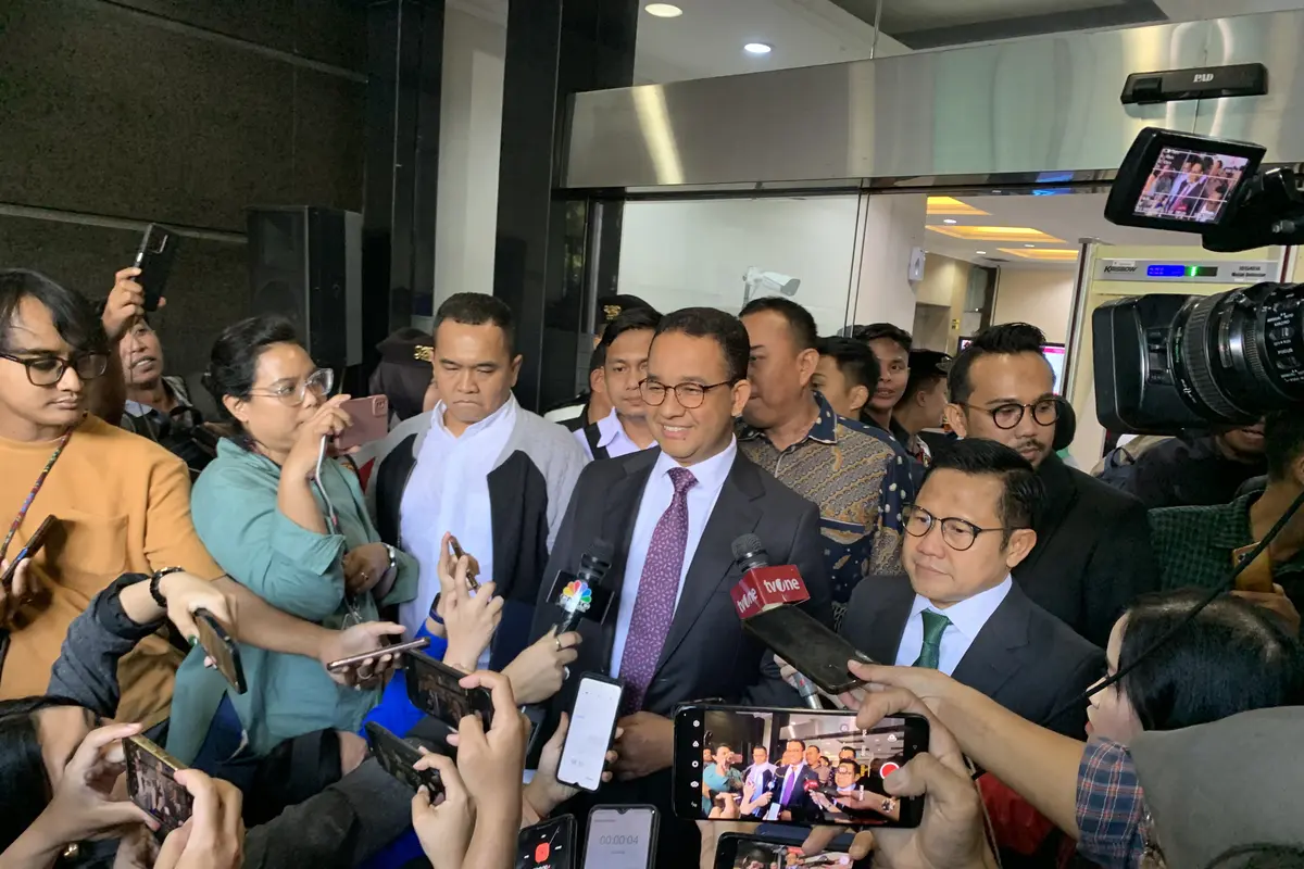Anies Baswedan dan Muhaimin Iskandar sesaat sebelum meninggalkan gedung MK, Jakarta, Senin (22/4/2024). (Liputan6.com/Delvira Hutabarat)