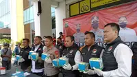 Dua kurir narkoba berinisial MF dan DK yang merupakan jaringan lintas pulau dari Malaysia ke Kepulauan Riau, ditangkap Unit II Reserse Narkoba Polres Tangerang Selatan. (Liputan6.com/Pramita Tristiawati)