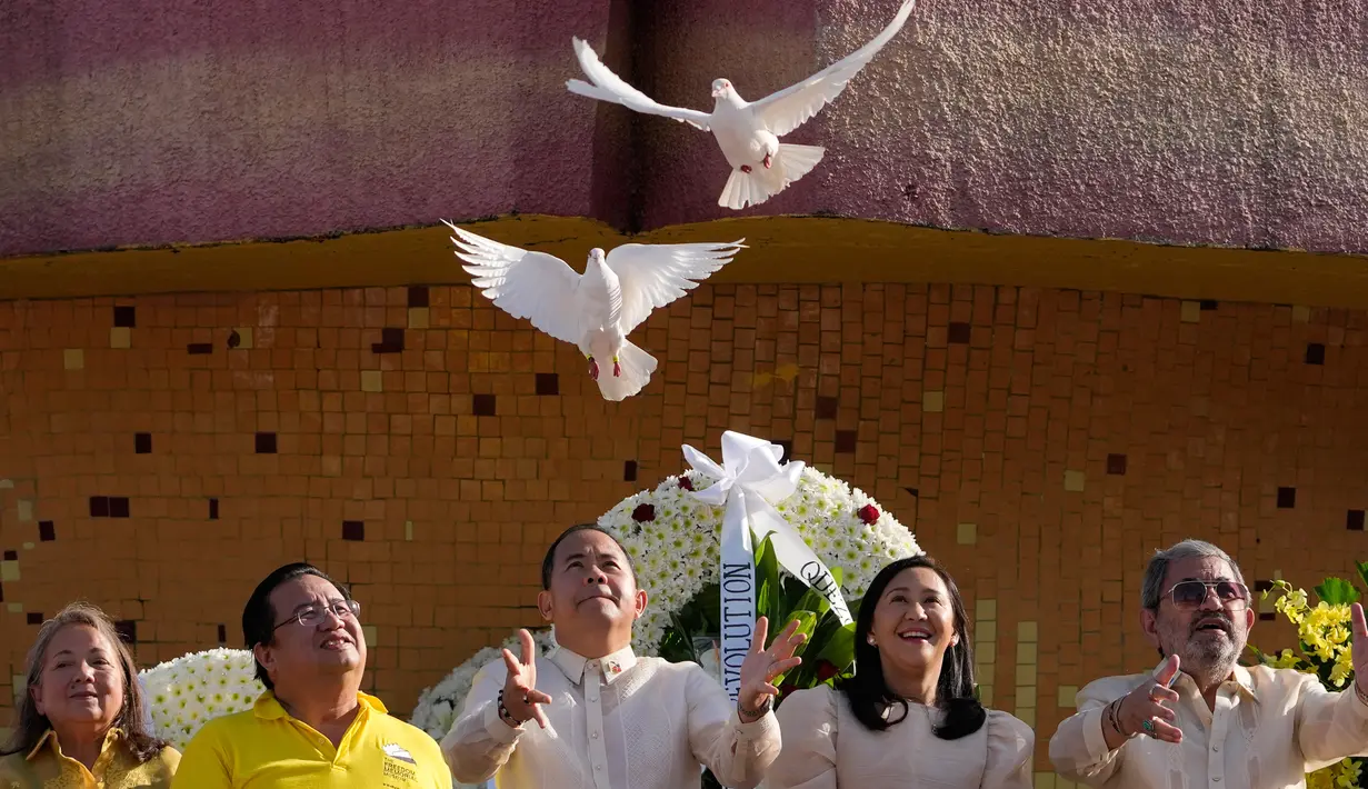 <p>Wali Kota Quezon City Joy Belmonte (kedua dari kanan) melepaskan merpati putih dalam upacara peringatan 37 tahun kudeta hampir tak berdarah yang dikenal sebagai revolusi "People Power" untuk menggulingkan mendiang diktator Filipina Ferdinand Marcos dari kekuasaan 20 tahun di Monumen Kekuatan Rakyat, Kota Quezon, Filipina, Sabtu (25/2/2023). Ini adalah tahun pertama menandai peristiwa tersebut di bawah pemerintahan Marcos Jr. (AP Photo/Aaron Favila)</p>