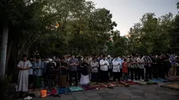 Pimpinan Daerah Muhammadiyah (PDM) Kota Surabaya merilis lokasi pelaksanaan sholat Idul Adha 1444 H. (JUNI KRISWANTO/AFP)